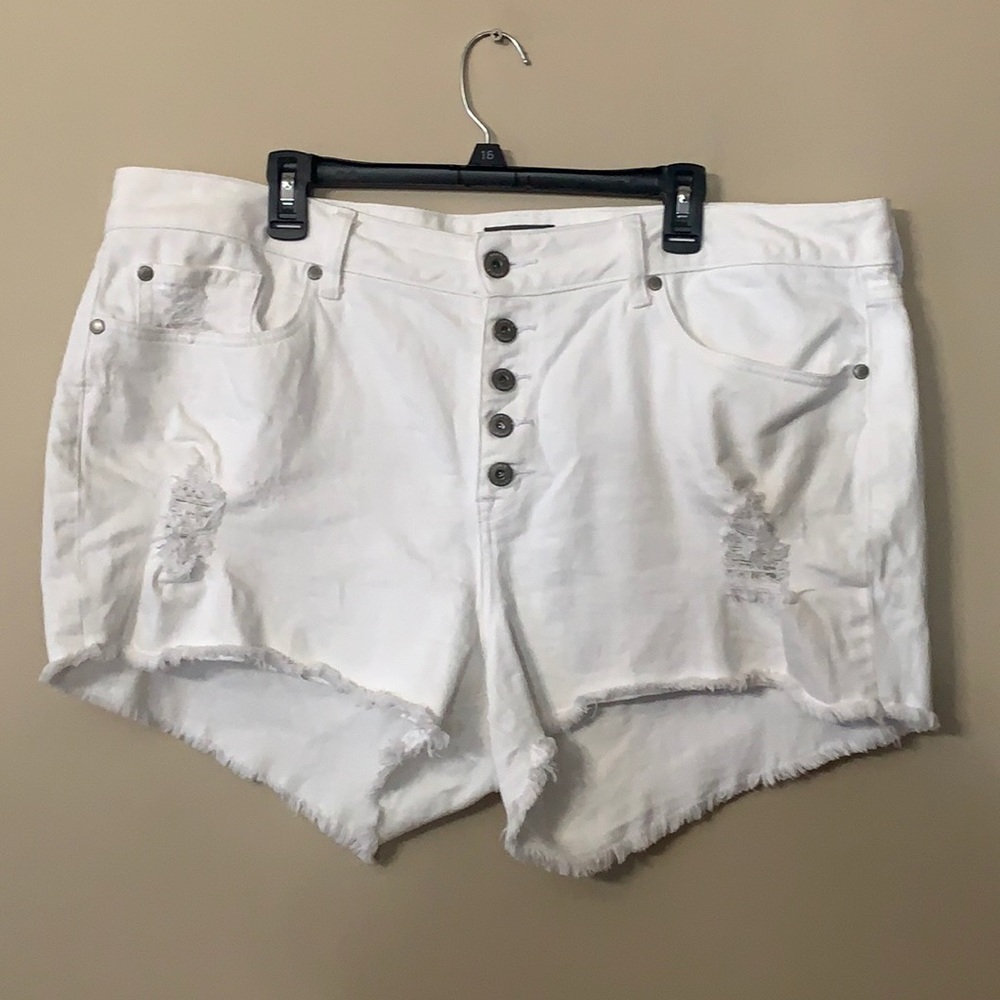 Torrid ~ White Denim Shorts ~ Size 20